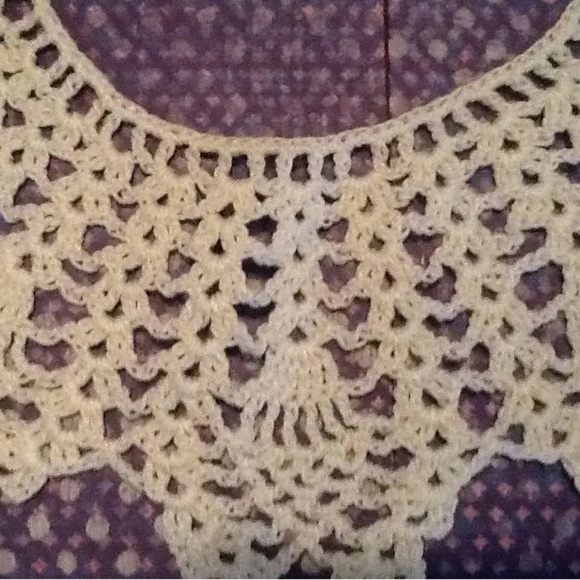 Elegant White hand crocheted collar for adding a touch of elegance to an outfit. - Picture 3 of 5